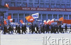 01.05.1986, Warszawa, Polska.
Pochód pierwszomajowy na placu Teatralnym, w głębi slogan propagandowy na fasadzie Teatru Wielkiego.
Fot. Edward Grochowicz, zbiory Ośrodka KARTA