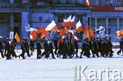 01.05.1986, Warszawa, Polska.
Pochód pierwszomajowy na placu Teatralnym, w głębi slogan propagandowy na fasadzie Teatru Wielkiego.
Fot. Edward Grochowicz, zbiory Ośrodka KARTA