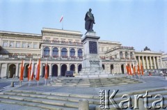 01.05.1986, Warszawa, Polska.
Obchody Święta Pracy, na zdjęciu pomnik Feliksa Dzierżyńskiego i dekoracje na placu Dzierżyńskiego przed siedzibą Prezydium Stołecznej Rady Narodowej.
Fot. Edward Grochowicz, zbiory Ośrodka KARTA