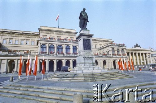 01.05.1986, Warszawa, Polska.
Obchody Święta Pracy, na zdjęciu pomnik Feliksa Dzierżyńskiego i dekoracje na placu Dzierżyńskiego przed siedzibą Prezydium Stołecznej Rady Narodowej.
Fot. Edward Grochowicz, zbiory Ośrodka KARTA
