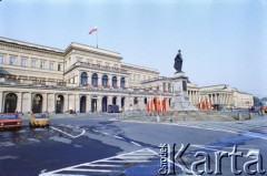 01.05.1986, Warszawa, Polska.
Obchody Święta Pracy, na zdjęciu pomnik Feliksa Dzierżyńskiego i dekoracje na placu Dzierżyńskiego przed siedzibą Prezydium Stołecznej Rady Narodowej.
Fot. Edward Grochowicz, zbiory Ośrodka KARTA