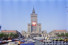 01.05.1986, Warszawa, Polska.
Obchody Święta Pracy, na zdjęciu hasła propagandowe na placu Defilad.
Fot. Edward Grochowicz, zbiory Ośrodka KARTA
