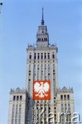 01.05.1986, Warszawa, Polska.
Obchody Święta Pracy, na zdjęciu dekoracja na Pałacu Kultury i Nauki.
Fot. Edward Grochowicz, zbiory Ośrodka KARTA