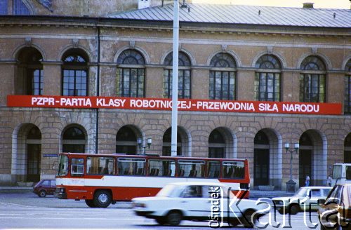 01.05.1986, Warszawa, Polska.
Obchody Święta Pracy, na zdjęciu hasła propagandowe na gmachu Banku Polskiego przy placu Dzierżyńskiego (obecnie plac Bankowy).
Fot. Edward Grochowicz, zbiory Ośrodka KARTA
