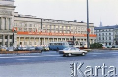 01.05.1986, Warszawa, Polska.
Obchody Święta Pracy, na zdjęciu hasła propagandowe na gmachu Teatru Wielkiego.
Fot. Edward Grochowicz, zbiory Ośrodka KARTA