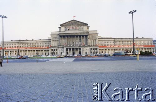 01.05.1986, Warszawa, Polska.
Obchody Święta Pracy, na zdjęciu hasła propagandowe na gmachu Teatru Wielkiego.
Fot. Edward Grochowicz, zbiory Ośrodka KARTA