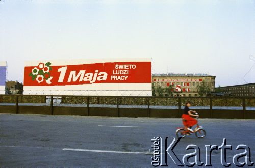 01.05.1986, Warszawa, Polska.
Obchody Święta Pracy, na zdjęciu dekoracja okolicznościowa na placu Zwycięstwa (obecnie plac Piłsudskiego).
Fot. Edward Grochowicz, zbiory Ośrodka KARTA