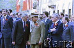 01.05.1986, Warszawa, Polska.
Obchody Święta Pracy, przedstawiciele władz partyjnych i państwowych uczestniczą w pochodzie pierwszomajowym na ulicy Królewskiej. Na zdjęciu na pierwszym planie od lewej: Kazimierz Barcikowski, Czesław Kiszczak, Mieczysław F. Rakowski.
Fot. Edward Grochowicz, zbiory Ośrodka KARTA