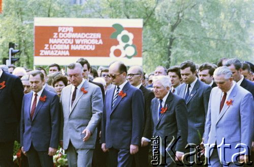 01.05.1986, Warszawa, Polska.
Obchody Święta Pracy, na zdjęciu przedstawiciele władz partyjnych i państwowych uczestniczą w pochodzie pierwszomajowym na ulicy Królewskiej, w środku Wojciech Jaruzelski.
Fot. Edward Grochowicz, zbiory Ośrodka KARTA