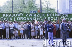 01.05.1986, Warszawa, Polska.
Obchody Święta Pracy, na zdjęciu mieszkańcy miasta obserwują pochód na ulicy Królewskiej.
Fot. Edward Grochowicz, zbiory Ośrodka KARTA