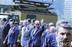 01.05.1986, Warszawa, Polska.
Obchody Święta Pracy, na zdjęciu przedstawiciele władz partyjnych i państwowych uczestniczą w pochodzie pierwszomajowym na ulicy Królewskiej, w środku Wojciech Jaruzelski.
Fot. Edward Grochowicz, zbiory Ośrodka KARTA