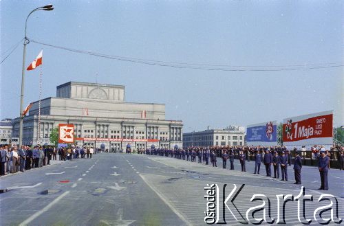 01.05.1986, Warszawa, Polska.
Trasa pochodu pierwszomajowego na placu Zwycięstwa (obecnie plac Piłsudskiego), w głębi Teatr Wielki.
Fot. Edward Grochowicz, zbiory Ośrodka KARTA