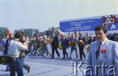 01.05.1986, Warszawa, Polska.
Obchody Święta Pracy - delegacja władz partyjnych i państwowych składa kwiaty na Grobie Nieznanego Żołnierza na placu Zwycięstwa (obecnie plac Piłsudskiego).
Fot. Edward Grochowicz, zbiory Ośrodka KARTA