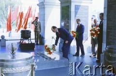 01.05.1986, Warszawa, Polska.
Obchody Święta Pracy - delegacja władz partyjnych i państwowych składa kwiaty na Grobie Nieznanego Żołnierza na placu Zwycięstwa (obecnie plac Piłsudskiego). Na zdjęciu Wojciech Jaruzelski.
Fot. Edward Grochowicz, zbiory Ośrodka KARTA