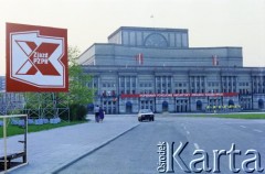01.05.1986, Warszawa, Polska.
Dekoracja propagandowa na placu Zwycięstwa (obecnie plac Piłsudskiego) z okazji X Zjazdu PZPR, w głębi Teatr Wielki.
Fot. Edward Grochowicz, zbiory Ośrodka KARTA