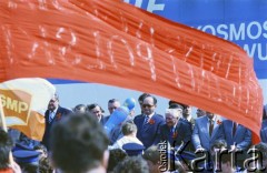 01.05.1986, Warszawa, Polska.
Pochód pierwszomajowy na placu Zwycięstwa (obecnie plac Piłsudskiego), na zdjęciu przedstawiciele władz partyjnych i państwowych na trybunie honorowej, w środku Wojciech Jaruzelski.
Fot. Edward Grochowicz, zbiory Ośrodka KARTA