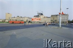 01.05.1986, Warszawa, Polska.
Obchody Święta Pracy, na zdjęciu dekoracja okolicznościowa w Alejach Jerozolimskich, widok od ulicy Emilii Plater.
Fot. Edward Grochowicz, zbiory Ośrodka KARTA