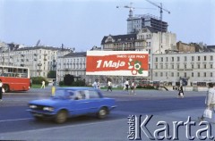 01.05.1986, Warszawa, Polska.
Obchody Święta Pracy, na zdjęciu dekoracja okolicznościowa w Alejach Jerozolimskich, widok od ulicy Emilii Plater.
Fot. Edward Grochowicz, zbiory Ośrodka KARTA