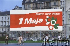 01.05.1986, Warszawa, Polska.
Obchody Święta Pracy, na zdjęciu dekoracja okolicznościowa w Alejach Jerozolimskich.
Fot. Edward Grochowicz, zbiory Ośrodka KARTA