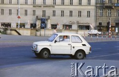 01.05.1986, Warszawa, Polska.
Samochód Fiat 126p w Alejach Jerozolimskich, w głębi British Institute.
Fot. Edward Grochowicz, zbiory Ośrodka KARTA
