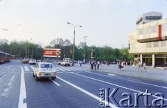 01.05.1986, Warszawa, Polska.
Dekoracja propagandowa w Parku Saskim na rogu ulicy Marszałkowskiej i Królewskiej. Z prawej nieistniejący już budynek Orbisu.
Fot. Edward Grochowicz, zbiory Ośrodka KARTA