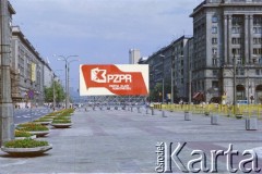 Lipiec 1986, Warszawa, Polska.
Dekoracja propagandowa na placu Konstytucji z okazji X Zjazdu PZPR. W głębi Grób Nieznanego Żołnierza.
Fot. Edward Grochowicz, zbiory Ośrodka KARTA