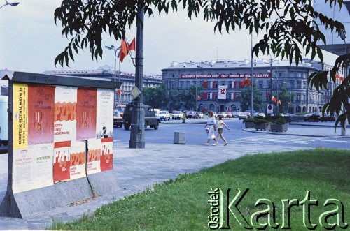 Lipiec 1986, Warszawa, Polska.
Dekoracje i plakaty propagandowe z okazji X Zjazdu PZPR, plac Zwycięstwa (obecnie plac Piłsudskiego).
Fot. Edward Grochowicz, zbiory Ośrodka KARTA