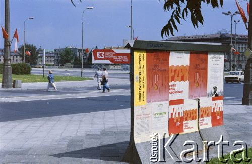 Lipiec 1986, Warszawa, Polska.
Dekoracje i plakaty propagandowe z okazji X Zjazdu PZPR, plac Zwycięstwa (obecnie plac Piłsudskiego).
Fot. Edward Grochowicz, zbiory Ośrodka KARTA