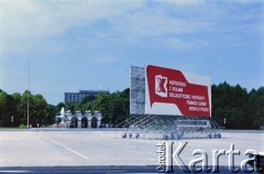Lipiec 1986, Warszawa, Polska.
Dekoracja propagandowa na placu Zwycięstwa (obecnie plac Piłsudskiego) z okazji X Zjazdu PZPR. W głębi Grób Nieznanego Żołnierza.
Fot. Edward Grochowicz, zbiory Ośrodka KARTA