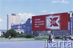 Lipiec 1986, Warszawa, Polska.
Dekoracja propagandowa w Alejach Jerozolimskich z okazji X Zjazdu PZPR.
Fot. Edward Grochowicz, zbiory Ośrodka KARTA