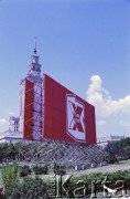 Lipiec 1986, Warszawa, Polska.
Dekoracja propagandowa w Alejach Jerozolimskich z okazji X Zjazdu PZPR.
Fot. Edward Grochowicz, zbiory Ośrodka KARTA