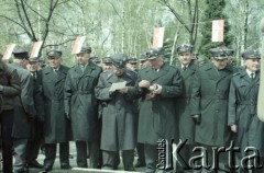 1986, Warszawa, Polska.
Uroczystość odsłonięcia pomnika powstańców śląskich i wielkopolskich na Cmentarzu Wojskowym na Powązkach. Na zdjęciu grupa kombatantów ze Związku Weteranów Powstań Wielkopolskich.
Fot. Edward Grochowicz, zbiory Ośrodka KARTA.