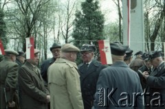 1986, Warszawa, Polska.
Uroczystość odsłonięcia pomnika powstańców śląskich i wielkopolskich na Cmentarzu Wojskowym na Powązkach. Na zdjęciu Włodzimierz Sokorski (w środku, w jasnym płaszczu) wieloletni członek Rady Naczelnej i Zarządu Głównego Związku Bojowników o Wolność i Demokrację, w latach 1980–1983 prezes Zarządu Głównego tej organizacji, wita się z przedstawicielami organizacji kombatanckich.
Fot. Edward Grochowicz, zbiory Ośrodka KARTA.