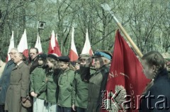 1986, Warszawa, Polska.
Uroczystość odsłonięcia pomnika powstańców śląskich i wielkopolskich na Cmentarzu Wojskowym na Powązkach. Na zdjęciu delegacja przedstawicieli organizacji kombatanckich i harcerze.
Fot. Edward Grochowicz, zbiory Ośrodka KARTA.