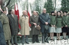 1986, Warszawa, Polska.
Uroczystość odsłonięcia pomnika powstańców śląskich i wielkopolskich na Cmentarzu Wojskowym na Powązkach. Na zdjęciu delegacja przedstawicieli władz organizacji kombatanckich i harcerze. Pośród zgromadzonych Włodzimierz Sokorski (3. z lewej, w jasnym płaszczu) - wieloletni członek Rady Naczelnej i Zarządu Głównego Związku Bojowników o Wolność i Demokrację, w latach 1980–1983 prezes Zarządu Głównego tej organizacji.
Fot. Edward Grochowicz, zbiory Ośrodka KARTA.