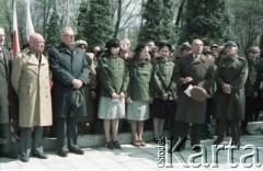 1986, Warszawa, Polska.
Uroczystość odsłonięcia pomnika powstańców śląskich i wielkopolskich na Cmentarzu Wojskowym na Powązkach. Na zdjęciu delegacja przedstawicieli władz organizacji kombatanckich i harcerze. Pośród zgromadzonych Włodzimierz Sokorski (2. z lewej, w jasnym płaszczu) - wieloletni członek Rady Naczelnej i Zarządu Głównego Związku Bojowników o Wolność i Demokrację, w latach 1980–1983 prezes Zarządu Głównego tej organizacji.
Fot. Edward Grochowicz, zbiory Ośrodka KARTA.