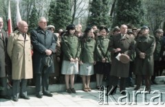 1986, Warszawa, Polska.
Uroczystość odsłonięcia pomnika powstańców śląskich i wielkopolskich na Cmentarzu Wojskowym na Powązkach. Na zdjęciu delegacja przedstawicieli władz organizacji kombatanckich i harcerze. Pośród zgromadzonych Włodzimierz Sokorski (2. z lewej, w jasnym płaszczu) - wieloletni członek Rady Naczelnej i Zarządu Głównego Związku Bojowników o Wolność i Demokrację, w latach 1980–1983 prezes Zarządu Głównego tej organizacji.
Fot. Edward Grochowicz, zbiory Ośrodka KARTA.