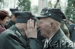 1986, Warszawa, Polska.
Uroczystość odsłonięcia pomnika powstańców śląskich i wielkopolskich na Cmentarzu Wojskowym na Powązkach. Na zdjęciu dwaj członkowie Związku Weteranów Powstań Wielkopolskich podczas rozmowy.
Fot. Edward Grochowicz, zbiory Ośrodka KARTA.