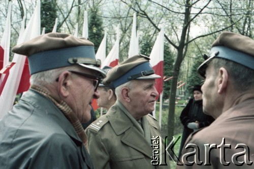 1986, Warszawa, Polska.
Uroczystość odsłonięcia pomnika powstańców śląskich i wielkopolskich na Cmentarzu Wojskowym na Powązkach. Na zdjęciu członkowie Związku Weteranów Powstań Śląskich podczas rozmowy.
Fot. Edward Grochowicz, zbiory Ośrodka KARTA.