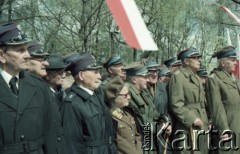 1986, Warszawa, Polska.
Uroczystość odsłonięcia pomnika powstańców śląskich i wielkopolskich na Cmentarzu Wojskowym na Powązkach. Na zdjęciu zgromadzeni członkowie organizacji kombatanckich - Związku Weteranów Powstań Wielkopolskich i Związku Weteranów Powstań Śląskich.
Fot. Edward Grochowicz, zbiory Ośrodka KARTA.