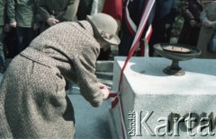 1986, Warszawa, Polska.
Uroczystość odsłonięcia pomnika powstańców śląskich i wielkopolskich na Cmentarzu Wojskowym na Powązkach. Kobieta, oddając pokłon przy pomniku, składa hołd pamięci powstańców.
Fot. Edward Grochowicz, zbiory Ośrodka KARTA.