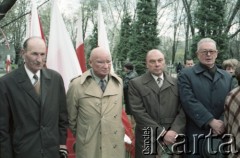 1986, Warszawa, Polska.
Uroczystość odsłonięcia pomnika powstańców śląskich i wielkopolskich na Cmentarzu Wojskowym na Powązkach. Na zdjęciu delegacja przedstawicieli organizacji kombatanckich. Pośród zgromadzonych Włodzimierz Sokorski (2. z lewej, w jasnym płaszczu) - wieloletni członek Rady Naczelnej i Zarządu Głównego Związku Bojowników o Wolność i Demokrację, w latach 1980–1983 prezes Zarządu Głównego tej organizacji.
Fot. Edward Grochowicz, zbiory Ośrodka KARTA.