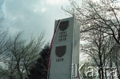 1986, Warszawa, Polska.
Uroczystość odsłonięcia pomnika powstańców śląskich i wielkopolskich na Cmentarzu Wojskowym na Powązkach. Na zdjęciu pomnik - wysoka kolumna, na której widnieją orły z czapek powstańczych oraz daty powstań. Podstawę stanowi długi postument z pamiątkowymi napisami.
Fot. Edward Grochowicz, zbiory Ośrodka KARTA.