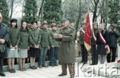 1986, Warszawa, Polska.
Uroczystość odsłonięcia pomnika powstańców śląskich i wielkopolskich na Cmentarzu Wojskowym na Powązkach. Na zdjęciu przedstawiciel Związku Weteranów Powstań Śląskich wygłasza przemowę.
Fot. Edward Grochowicz, zbiory Ośrodka KARTA.