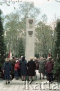 1986, Warszawa, Polska.
Uroczystość odsłonięcia pomnika powstańców śląskich i wielkopolskich na Cmentarzu Wojskowym na Powązkach. Na zdjęciu uczestnicy zgromadzenia stoją pod pomnikiem - wysoką kolumną, na której widnieją orły z czapek powstańczych oraz daty powstań. Podstawę stanowi długi postument z pamiątkowymi napisami.
Fot. Edward Grochowicz, zbiory Ośrodka KARTA.