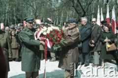 1986, Warszawa, Polska.
Uroczystość odsłonięcia pomnika powstańców śląskich i wielkopolskich na Cmentarzu Wojskowym na Powązkach. Na zdjęciu przedstawiciele organizacji kombatanckich składają wieniec pod pomnikiem.
Fot. Edward Grochowicz, zbiory Ośrodka KARTA.