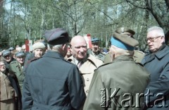 1986, Warszawa, Polska.
Uroczystość odsłonięcia pomnika powstańców śląskich i wielkopolskich na Cmentarzu Wojskowym na Powązkach. Na zdjęciu Włodzimierz Sokorski (w środku, w jasnym płaszczu), wieloletni członek Rady Naczelnej i Zarządu Głównego Związku Bojowników o Wolność i Demokrację, w latach 1980–1983 prezes Zarządu Głównego tej organizacji, podczas rozmowy z członkami organizacji kombatanckich.
Fot. Edward Grochowicz, zbiory Ośrodka KARTA.