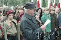 1986, Warszawa, Polska.
Uroczystość odsłonięcia pomnika powstańców śląskich i wielkopolskich na Cmentarzu Wojskowym na Powązkach. Na zdjęciu przedstawiciel Związku Weteranów Powstań Wielkopolskich wygłasza przemowę. Na dalszym planie harcerze.
Fot. Edward Grochowicz, zbiory Ośrodka KARTA.