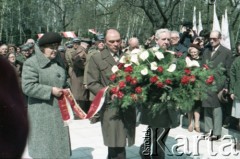 1986, Warszawa, Polska.
Uroczystość odsłonięcia pomnika powstańców śląskich i wielkopolskich na Cmentarzu Wojskowym na Powązkach. Na zdjęciu delegacja składa wieniec pod pomnikiem.
Fot. Edward Grochowicz, zbiory Ośrodka KARTA.