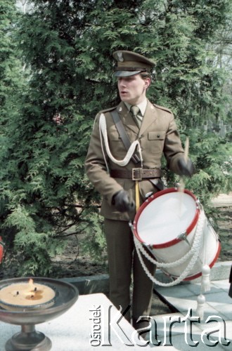 1986, Warszawa, Polska.
Uroczystość odsłonięcia pomnika powstańców śląskich i wielkopolskich na Cmentarzu Wojskowym na Powązkach. Na zdjęciu członek orkiestry wojskowej.
Fot. Edward Grochowicz, zbiory Ośrodka KARTA.